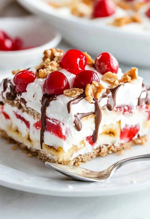 No-Bake Banana Split Cake Recipe