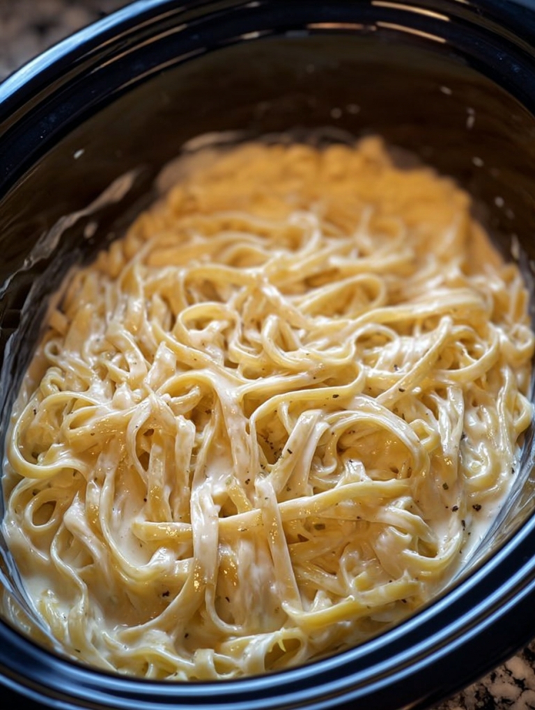 Slow Cooker Creamy Alfredo Pasta