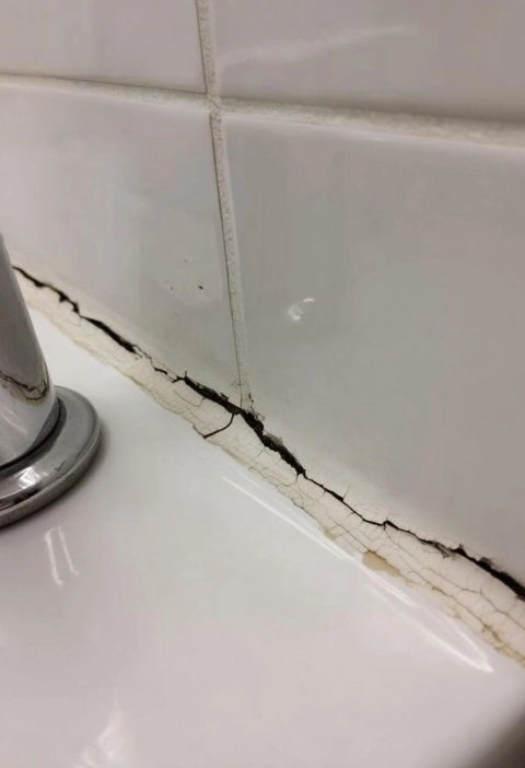 Cracked Bathroom Caulk? Here’s My Dad’s “No-Drama” Fix That Actually Works