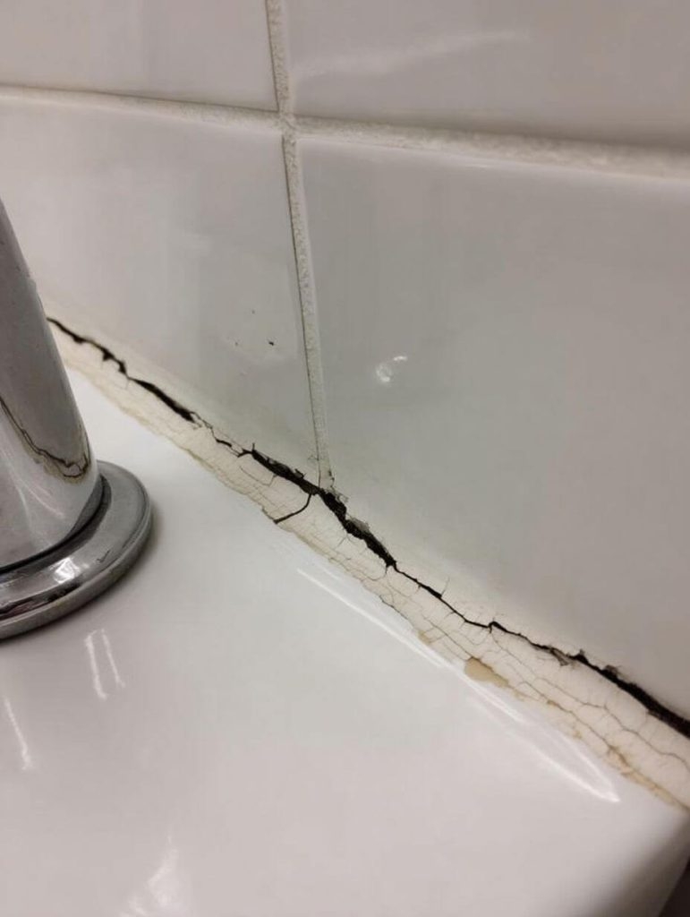 Cracked Bathroom Caulk? Here’s My Dad’s “No-Drama” Fix That Actually Works