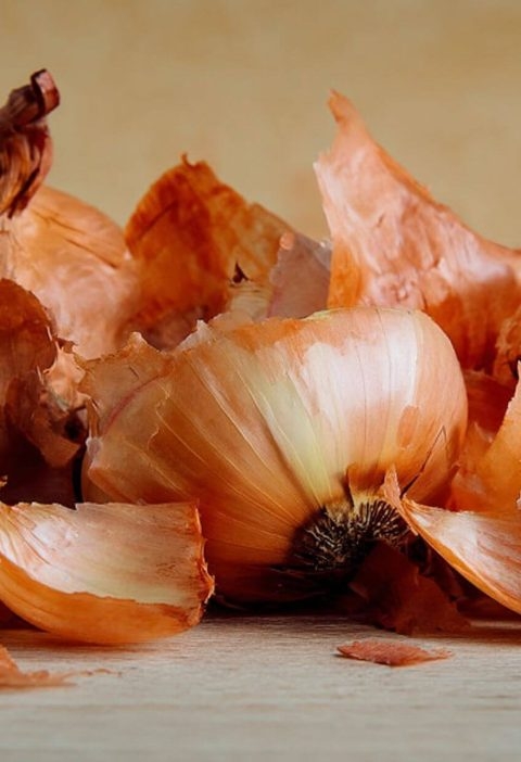 Don’t Throw Away Onion Skins: 9 Smart Ways to Use Them in Cooking and Gardening