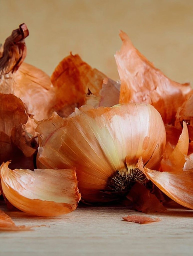 Don’t Throw Away Onion Skins: 9 Smart Ways to Use Them in Cooking and Gardening