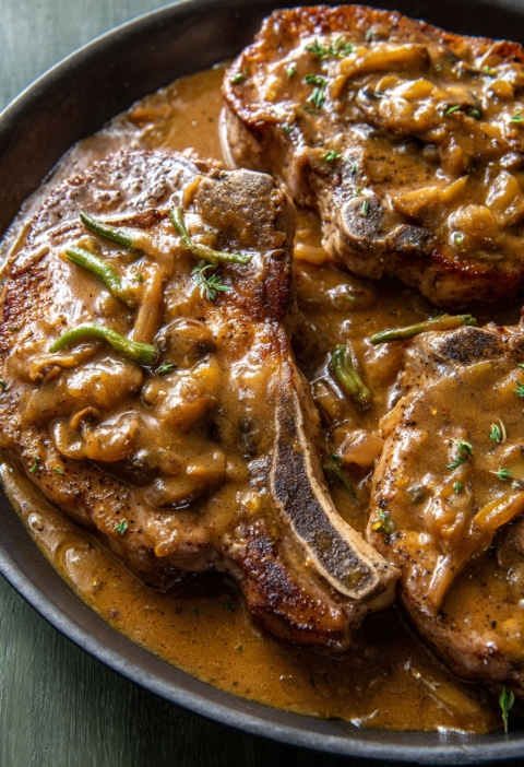 Tender Southern Smothered Pork Chops: A Hug on a Plate