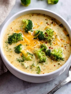 Slow Cooker Cheesy Broccoli Soup