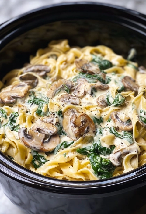 Slow Cooker Spinach and Mushroom Pasta Alfredo
