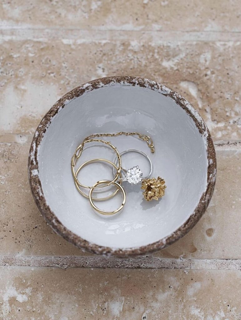 Nana’s One-Bowl Jewelry Shine Trick (Passed Down and Still Gold)
