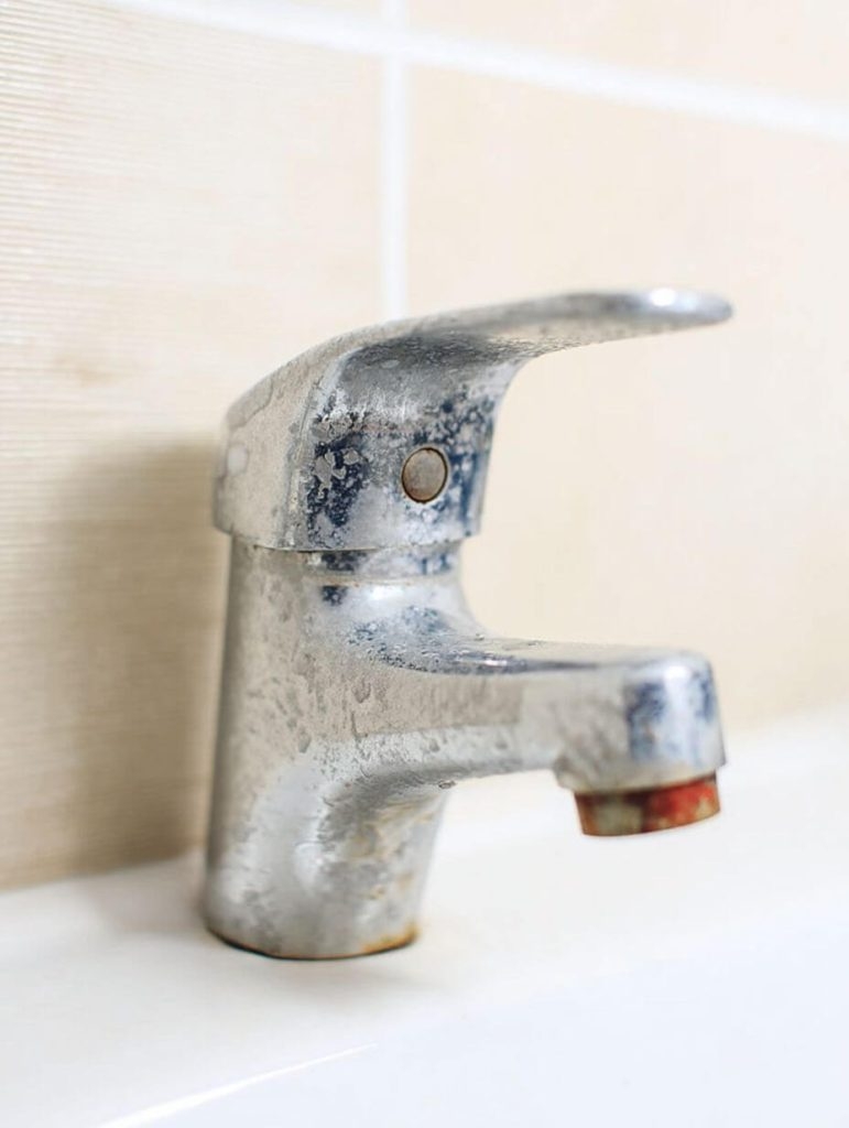 My Nana’s 2-Minute Hack for Hard Water Stains (That Still Works Like a Charm)