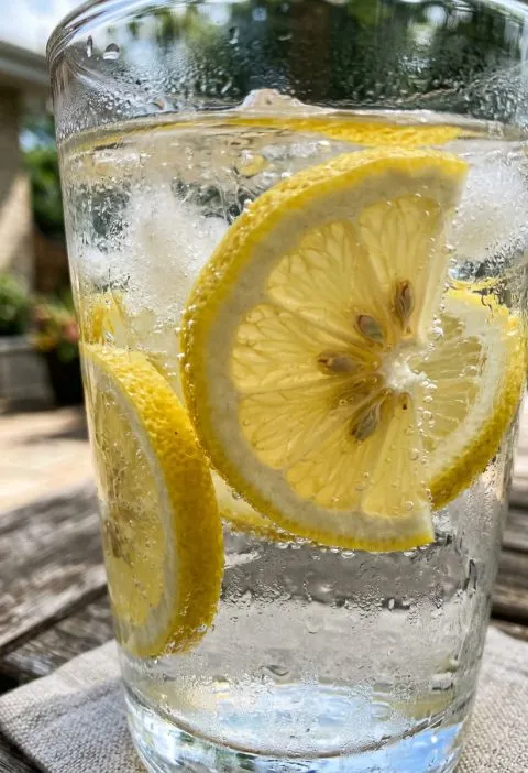 I Started Drinking Lemon Water Every Morning… Here’s What I Actually Noticed