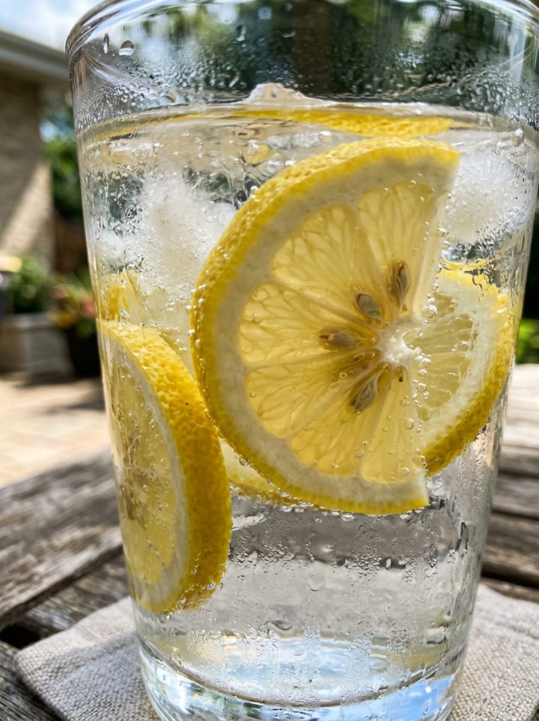 I Started Drinking Lemon Water Every Morning… Here’s What I Actually Noticed