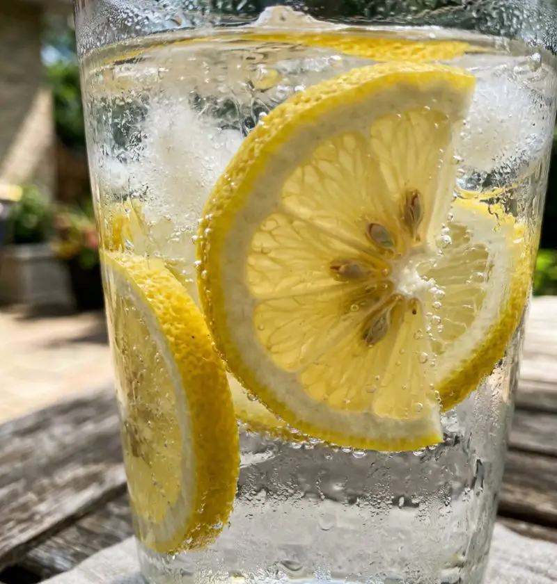 I Started Drinking Lemon Water Every Morning… Here’s What I Actually Noticed